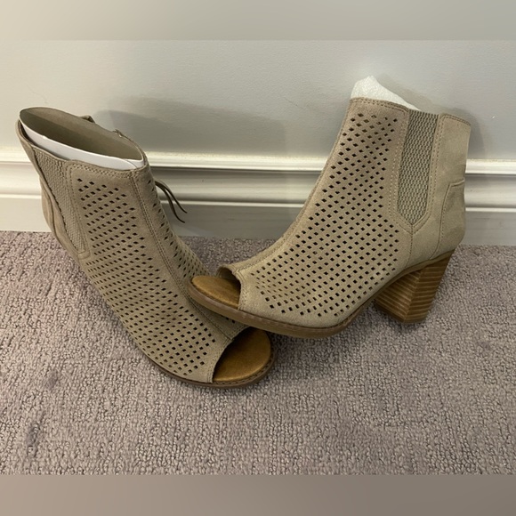 Women’s Toms size 8 - Picture 1 of 2